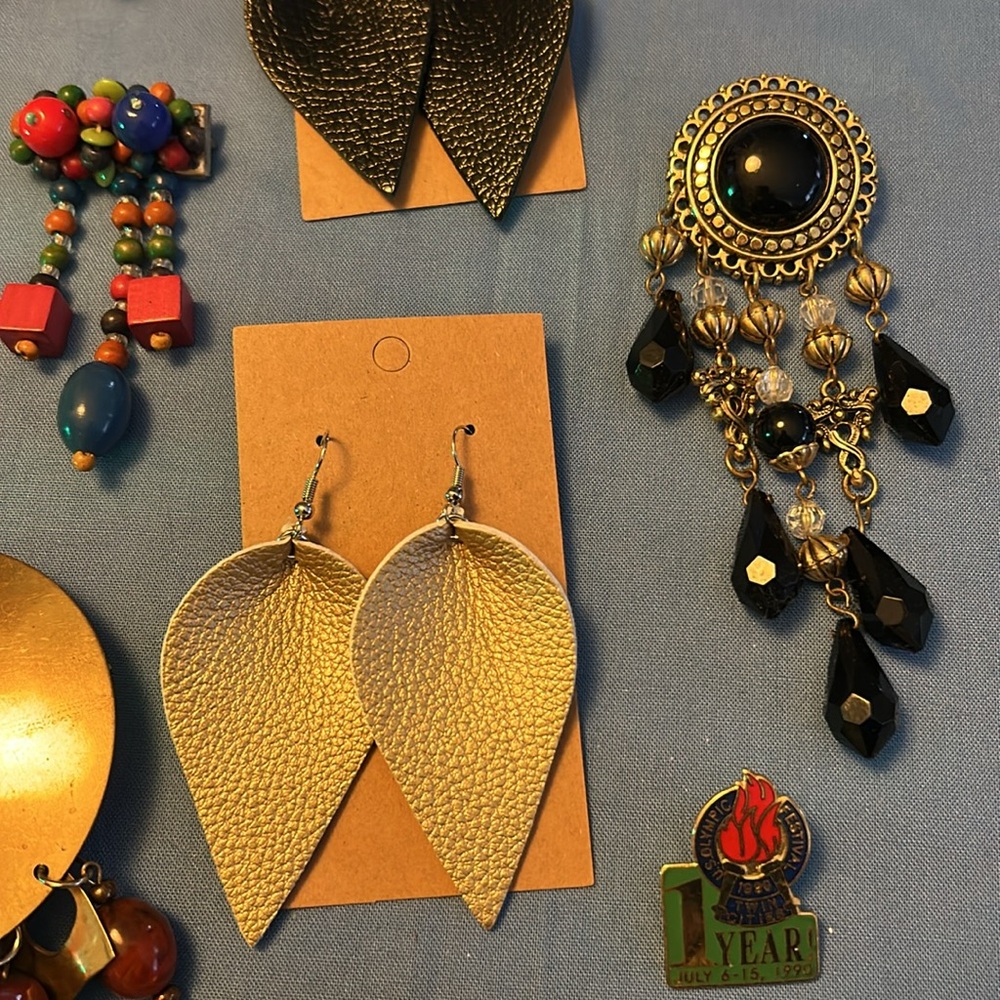 Lot of Assorted Jewelry 💎 Necklace Brooches Earrings Bracelets Pins (19 pieces) - Picture 6 of 16